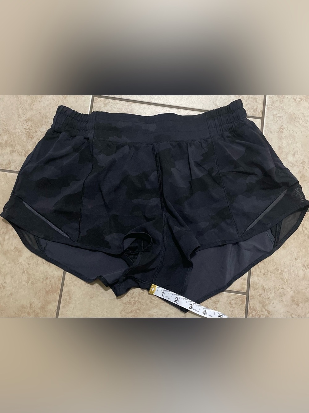 Lululemon Hotty Hot Short II *2.5" - Picture 3 of 9